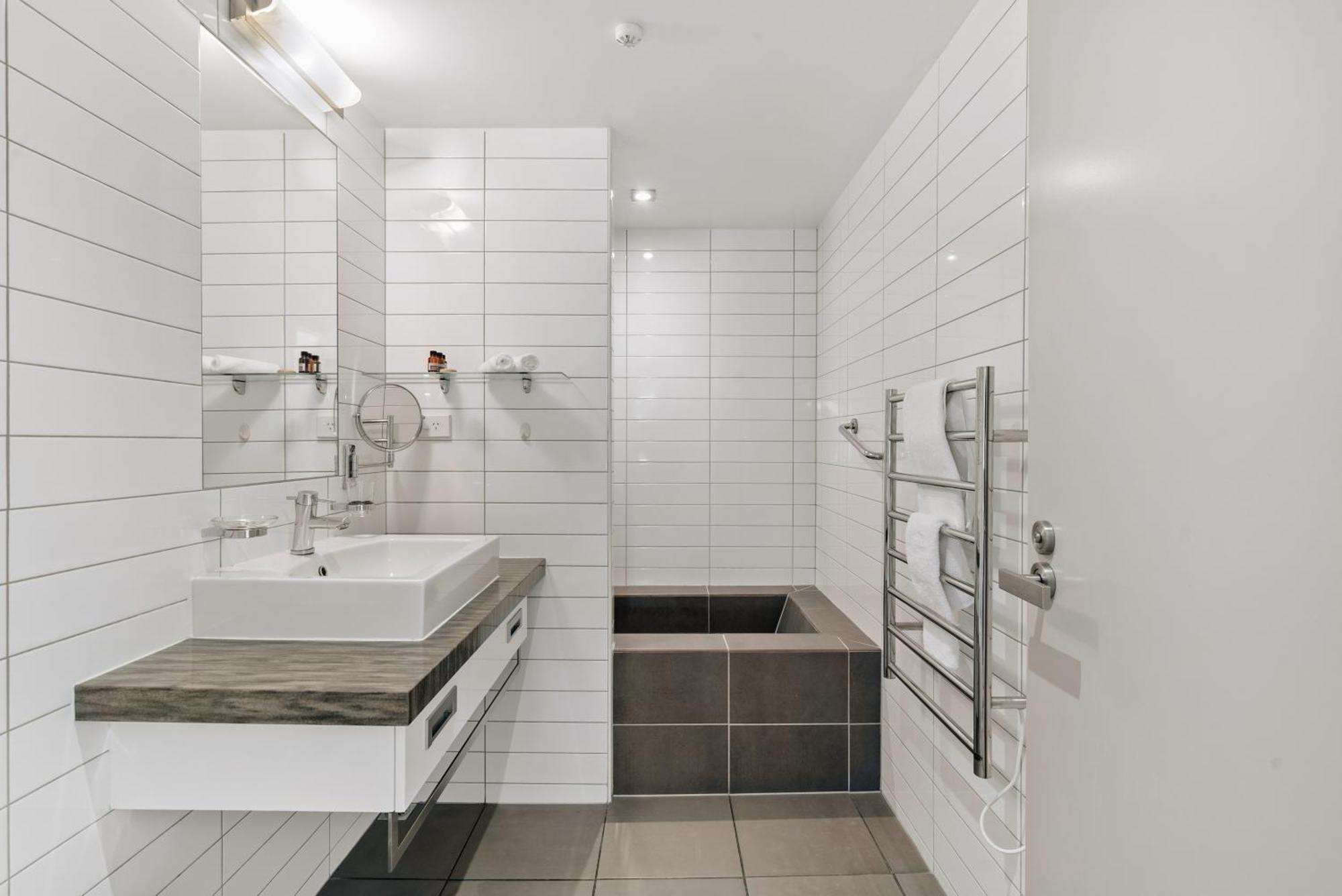 Modern Executive Living In Pounamu クイーンズタウン エクステリア 写真