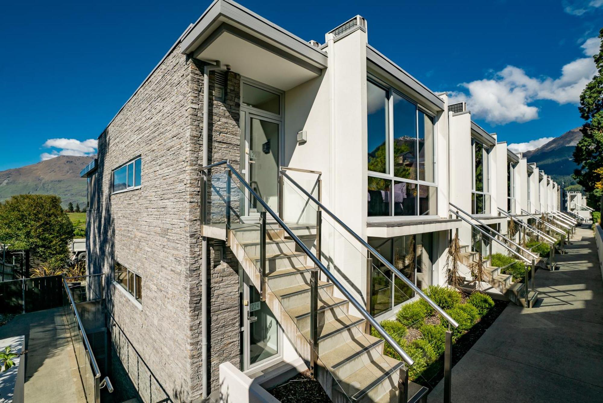 Modern Executive Living In Pounamu クイーンズタウン エクステリア 写真